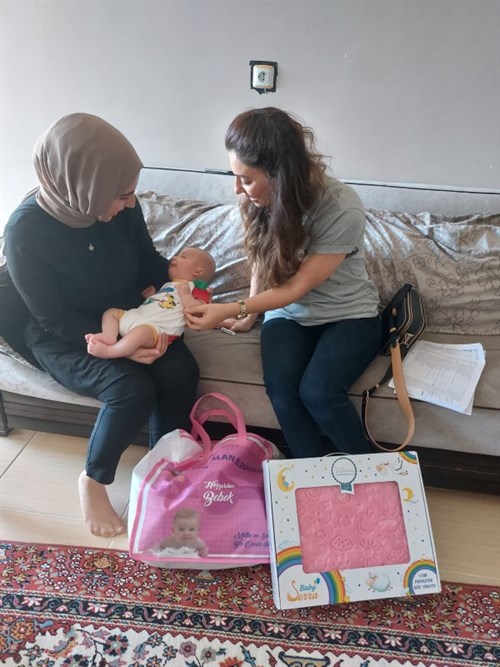 Bebek Sahibi Olan Aileleri Evlerinde Ziyaret Ederek Mutluluklarını Paylaşmaya Devam Ediyoruz 